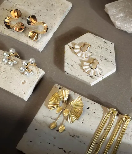 Vista 6 de Aretes chapados en oro de 18 quilates con diseño de flores esmaltadas en color blanco crema para mujer, delicados, atrevidos, retro, hechos a mano