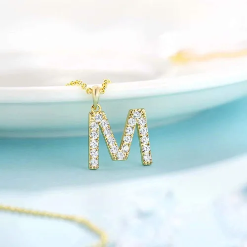 Vista 4 de Tarsus Collar con dije de inicial con zirconias cúbicas para mujeres y niñas.