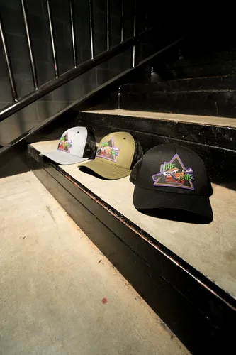 Vista 2 de Nine Line Rad Neon Snapback Sombrero - Construcción clásica - Bandera estadounidense bordada - Parche de PVC - sarga de algodón