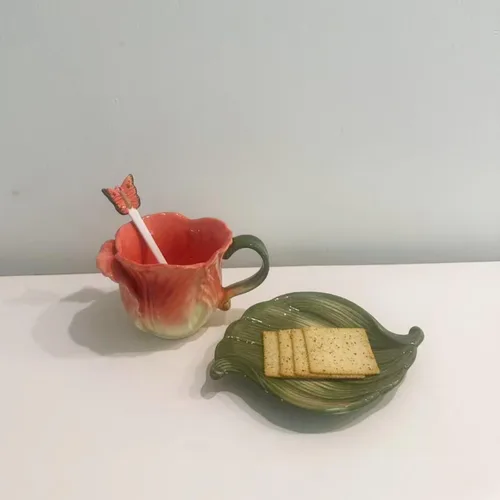 Vista 4 de Juego de taza de té y platillo de cerámica, taza de café de flores pintadas a mano en 3D de 6 onzas, regalo para mujeres, tulipán naranja