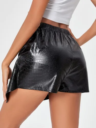 Vista 2 de SweatyRocks Pantalones cortos metálicos de piel sintética de cintura alta para mujer, pantalones cortos elásticos de pierna ancha