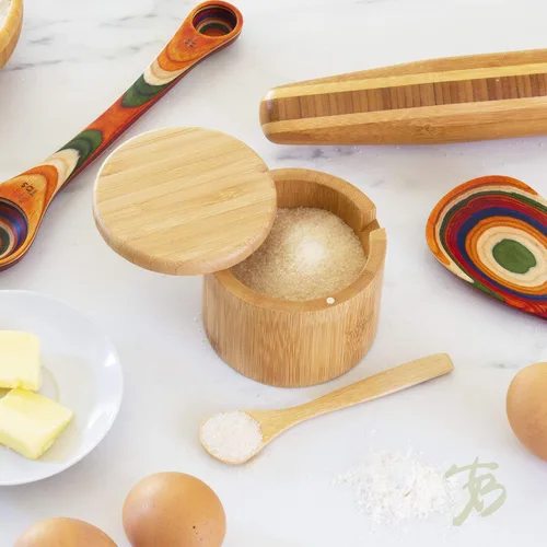 Vista 3 de Totally Bamboo Little Dipper - Caja de almacenamiento de bambú con tapa giratoria magnética, capacidad de 6 onzas, incluye cuchara de bambú