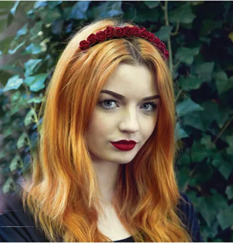 Vista 2 de Corona floral BOHO con diadema de rosas para el cabello (rojo oscuro)