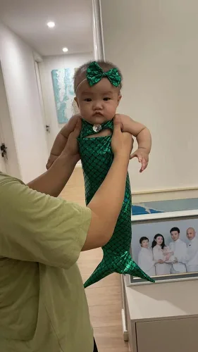 Vista 2 de Disfraz de sirena recién nacida para fotos de bebé, diadema de fotografía, brasier de cola de sirena para bebés y niñas de 3 a 6 meses