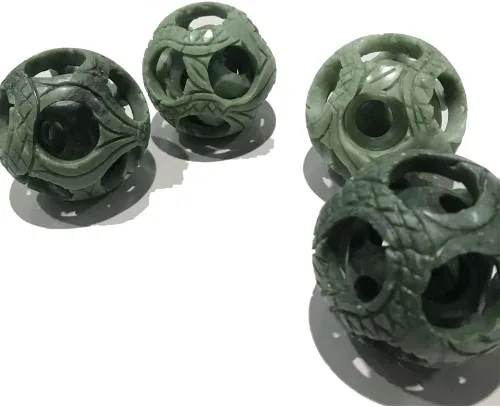 Vista 7 de Bolas de Baoding talladas en piedra de jade verde natural de 2 pulgadas, 2 unidades de bolas de estrés chinas para terapia de manos, bolas de masaje