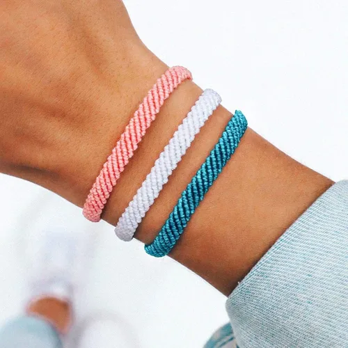 Vista 4 de Pura Vida Pulsera tejida media plana, impermeable, banda ajustable