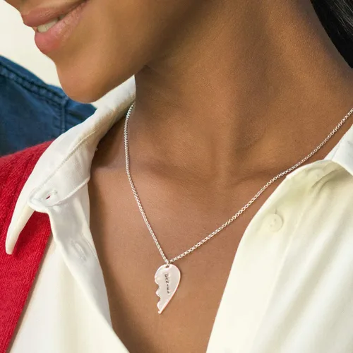 Vista 3 de MYKA - Collar de corazón roto grabado personalizado - Joyería personalizada para parejas, mejores amigas, ella, él, madre, padre, mujeres, hombres