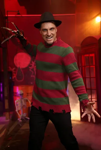 Vista 4 de Arvilhill 3 piezas de disfraz de Halloween para hombre, suéter y sombrero, trajes de pesadilla (S-3XL) Loose Fit Striped Sweater, Realistic Claw