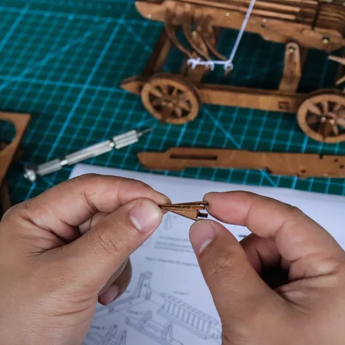 Vista 7 de The Wu-HOU Crossbow Chariot Three Kingdoms Weapons Scale Model Kits-DIY Rompecabezas de madera 3D Juguete de mesa Retro Mecánico