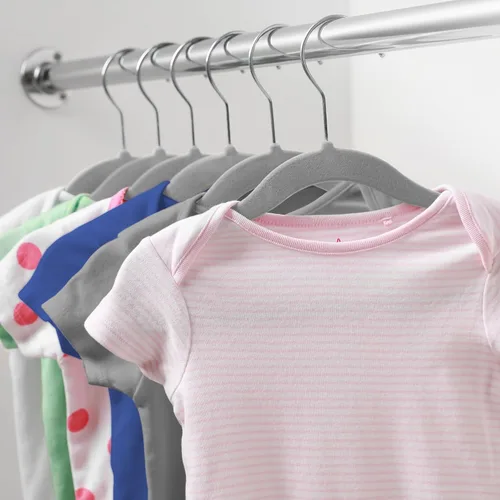 Vista 6 de Casafield 100 perchas de terciopelo para bebé, tamaño de 11 pulgadas para ropa de bebés y niños pequeños, color gris