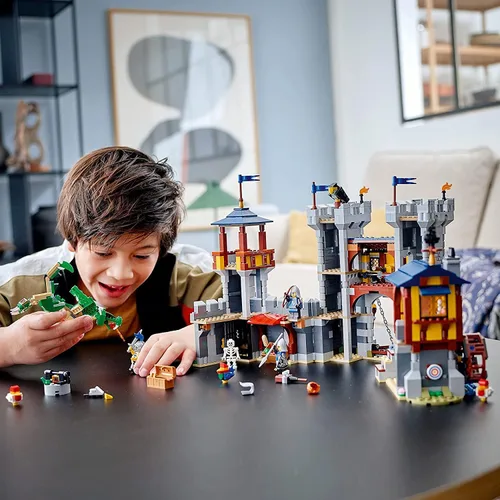 Vista 2 de LEGO Creator 3 en 1 - Juguete de castillo medieval que se transforma de castillo a torre en mercado, incluye figura de esqueleto y dragón, con 3