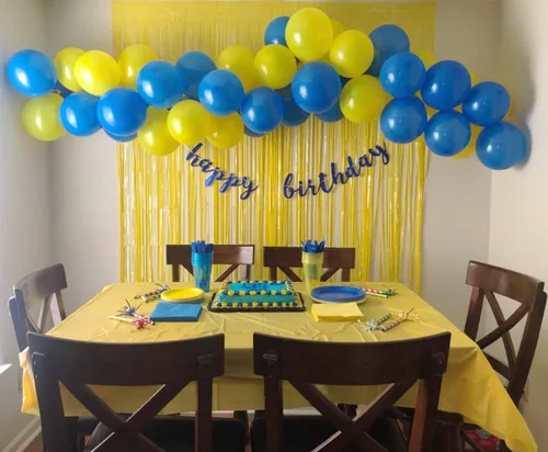 Vista 4 de 100 globos azules, amarillos y blancos para fiesta de Minions, 100 globos de látex, cinta para globos de lujo para cumpleaños de Minions Despicable