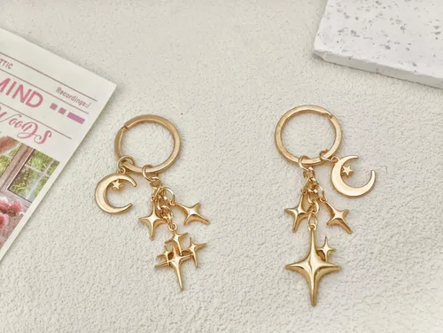 Vista 3 de Llavero de estrella brillante dorado con dije celestial, llavero de metal duradero para llaves, bolsas, regalo estético, decoración de fiesta