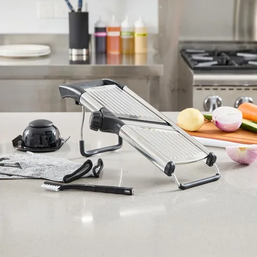 Vista 7 de Restaurantware Rebanadora de mandolina ajustable de acero inoxidable, cortador de verduras estándar alemán con protector de cuchilla, guantes
