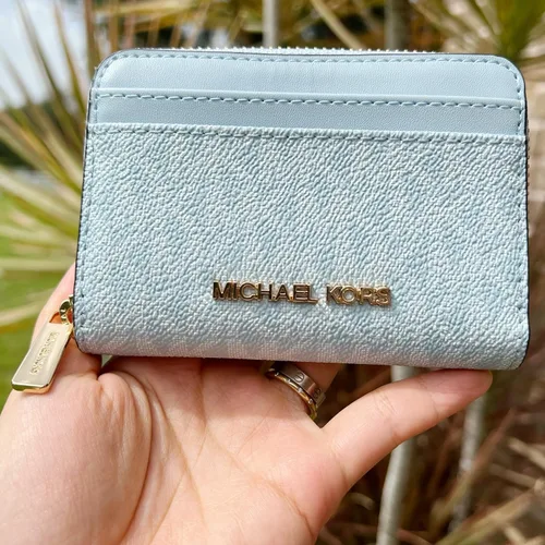 Vista 3 de Michael Kors Jet Set - Estuche de viaje con cremallera media alrededor MK Pale Ocean Blue Multi Azul Patchwork Cartera con cremallera