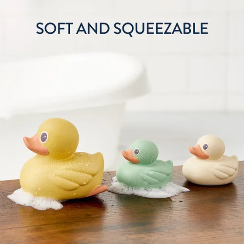 Vista 5 de Itzy Ritzy Ducky Family - Juego de juguetes flotantes de baño de 3 piezas con diseño hermético; patos suaves y exprimibles diseñados para edades