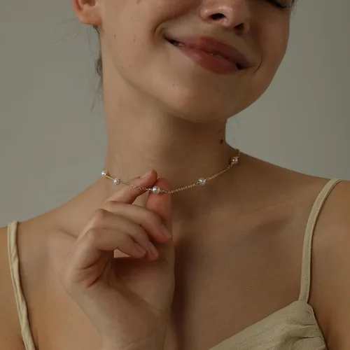 Vista 4 de Collares de perlas para mujer, gargantilla de perlas chapadas en oro de 14 quilates, collar de perlas de oro delicado, gargantilla de oro simple
