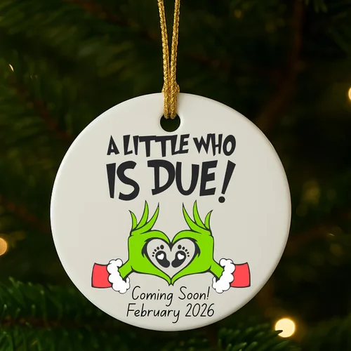 Vista 3 de Adorno de Navidad personalizado con anuncio de embarazo 2025, recuerdo navideño de A Little Who is Due - Adorno divertido de cerámica para bebés
