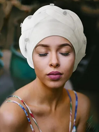 Vista 4 de Woeoe Turbante africano para mujer, gorro trenzado previamente atado, con diamantes de imitación, turbantes suaves y elásticos para la cabeza