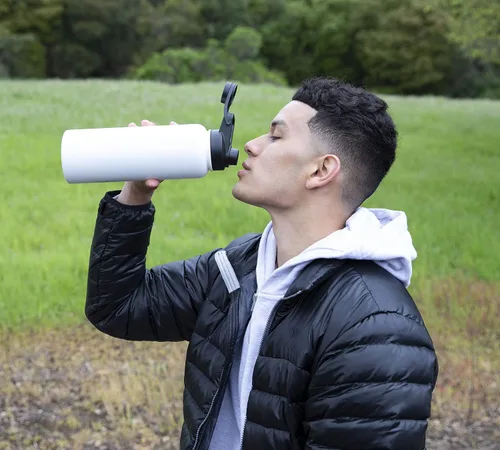Vista 4 de MIRA - Botella de agua deportiva de acero inoxidable con aislante, termo de metal que mantiene el frío durante 24 horas y el calor durante 12 horas