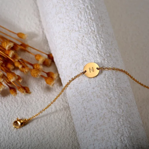 Vista 3 de Ovian - Pulsera con dije de inicial para mujer, chapada en oro de 18 quilates, de acero inoxidable, con moneda en forma de disco, letra grabada