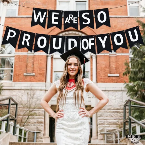 Vista 6 de KatchOn, Cartel con texto en inglés «We are So Proud of You» – Cartel de felicitaciones preencordado de 10 pies, cartel de graduación negro