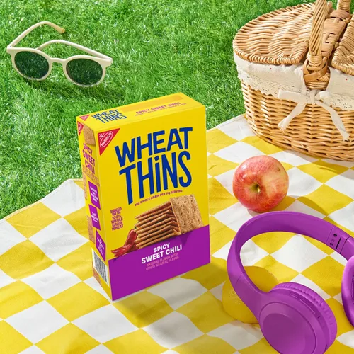 Vista 5 de Wheat Thins Snacks picantes de chile dulce, galletas de trigo integral, galletas de aperitivos, 8.5 onzas