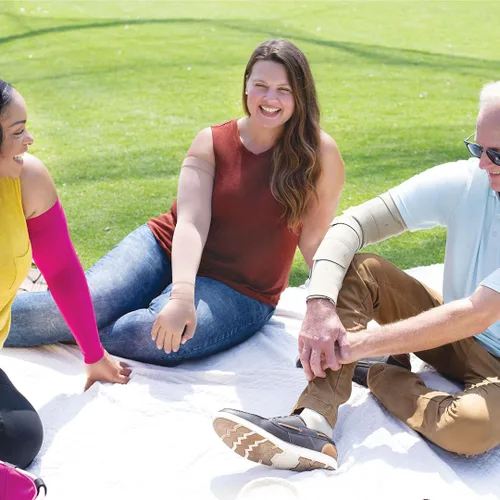 Vista 6 de mediven Harmony Seamless Lymphedema 20-30 mmHg Guantelete de compresión para hombres y mujeres VI Negro