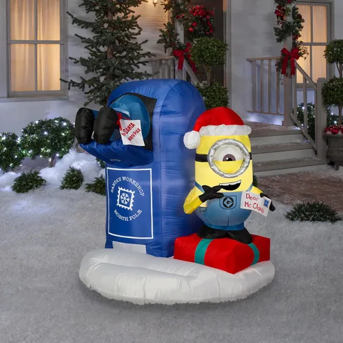Vista 2 de Gemmy Home Accents Escena del Minion Stuart con carta de correo a Papá Noel, buzón de 53" de altura, exhibición inflable para jardín