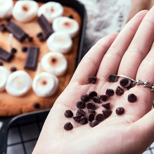 Vista 4 de Galleta de sartén con chocolate y malvavisco realista comida vegetal cera vela