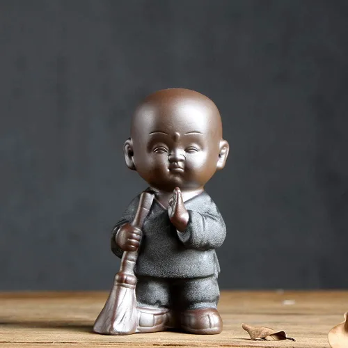 Vista 8 de KJYHXX Little Cute Monk - Figuras de cerámica – Adorables estatuas de monje de porcelana marrón (estilos de escoba/personal/bolsa) – Escritorio