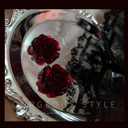 Vista 2 de Aretes de plata de ley 925 con diseño de flor de rosa, rosa roja tallada en flor bonita, aretes colgantes de rosa pequeña de resina para mujeres