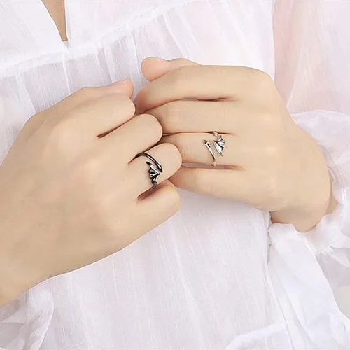 Vista 2 de Anillo abierto con alas de ángel y diablo con personalidad para hombres y mujeres, ajustable, color blanco y negro, para parejas, anillos a juego