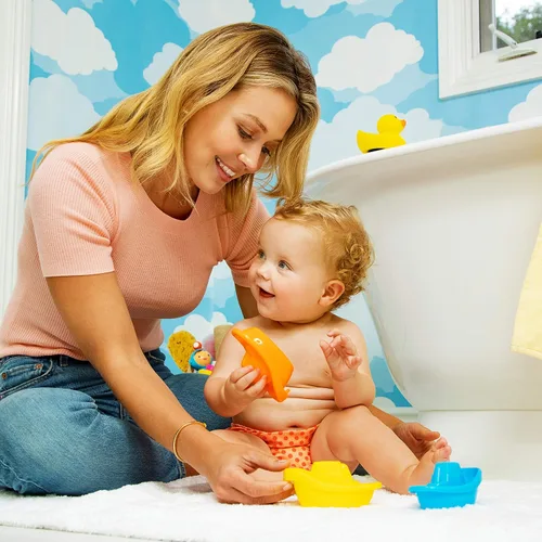 Vista 2 de Munchkin® Little Boat Train - Juguete de baño, divertido para bebés y niños pequeños, juego de 6 piezas