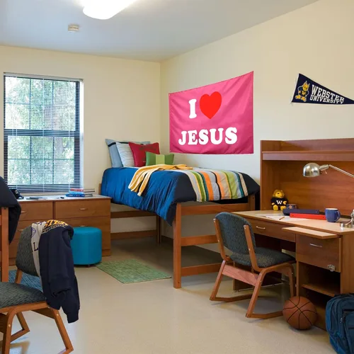 Vista 6 de Bandera de Jeus con texto en inglés "I Heart Jeus", color rosa, divertidas banderas de dormitorio universitario para niñas, banderas geniales