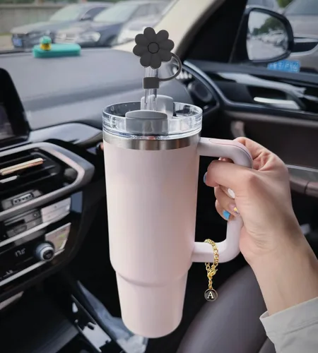 Vista 5 de Stanley - Accesorios para tazas, 1 popote de silicona para vaso Stanley de 30 y 40 onzas con asa y 1 dije de letra inicial para taza (letra A)