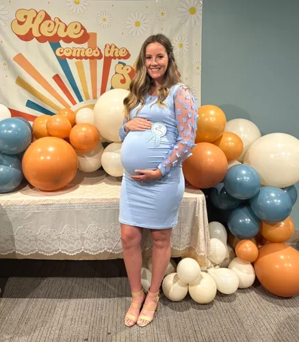Vista 2 de Vestido midi de maternidad de manga larga con malla floral, vestido ajustado de maternidad para baby shower, sesión de fotos