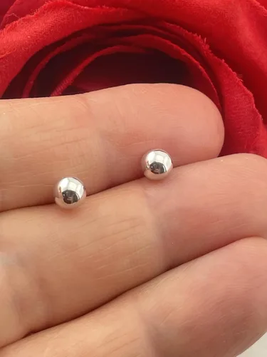 Vista 2 de Pendientes sólidos de oro blanco de 18 quilates hechos a mano con tachuelas