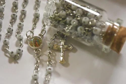 Vista 3 de YRP 12 X Rosario Botella Bautismo Comunión RECUERDOS DE BAUTIZO Lady GUADALUPE Blanco/Plata