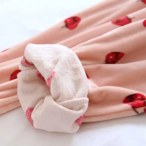 Vista 6 de RICHTRUE Pantalones de pijama peludos de fresa para mujer, pijamas kawaii, lindos pantalones de pijama para mujer, pantalones de pijama preppy