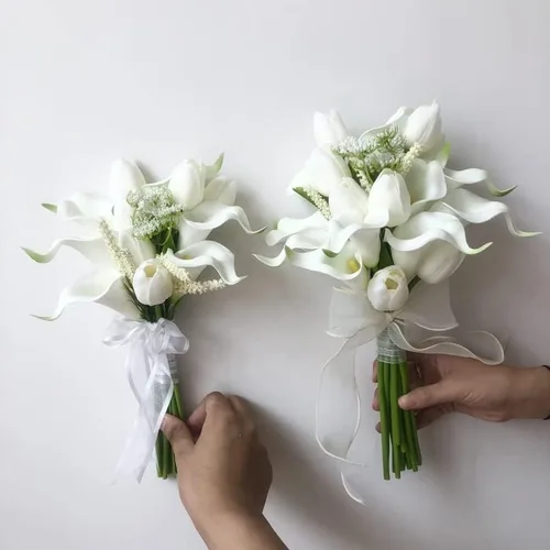 Vista 3 de Pequeño ramo blanco de tulipanes con lirios artificiales para damas de honor
