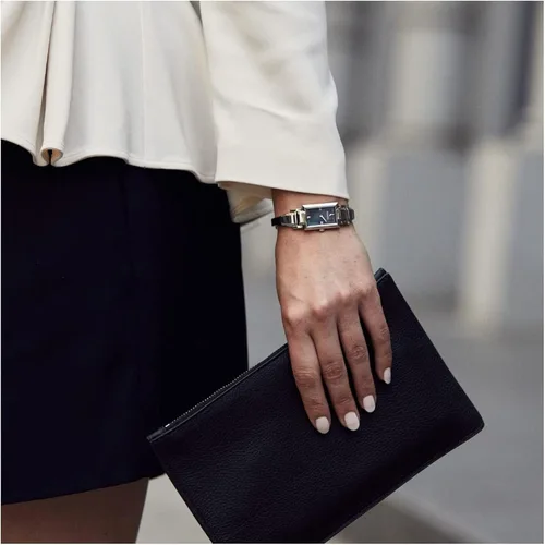 Vista 6 de Bulova Reloj clásico de cuarzo de 2 manecillas de acero inoxidable con esfera de diamante para mujer con nácar negra en esfera rectangular