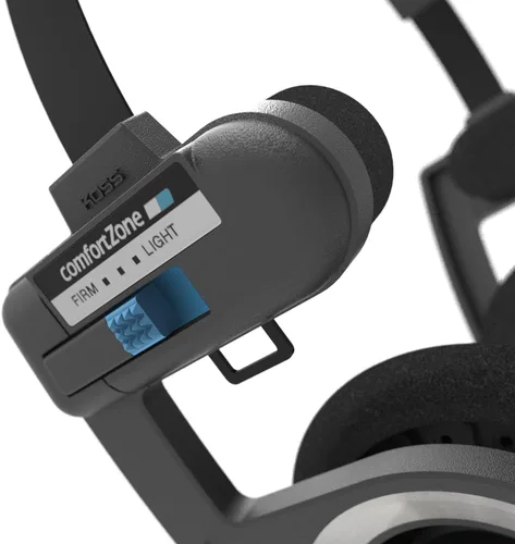 Vista 2 de Koss Porta Pro con micrófono y auriculares remotos en la oreja, enchufe con cable Control remoto táctil, conector de 0.138 in