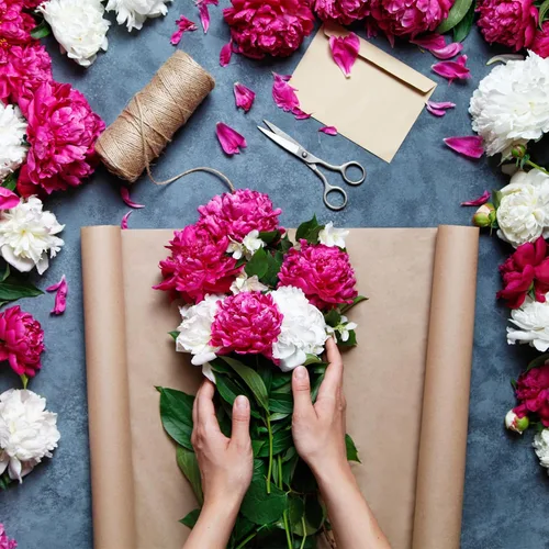 Vista 5 de MECCANIXITY 10 piezas de papel de regalo de flores con borde dorado, morado, 22.8 x 22.8 pulgadas, impermeable, para suministros de ramo de Púrpura