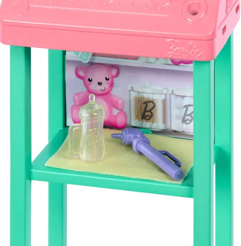 Vista 5 de Barbie Baby Doctor Playset con muñeca morena con ropa quirúrgica rosa, muñeca de bebé, muebles y accesorios