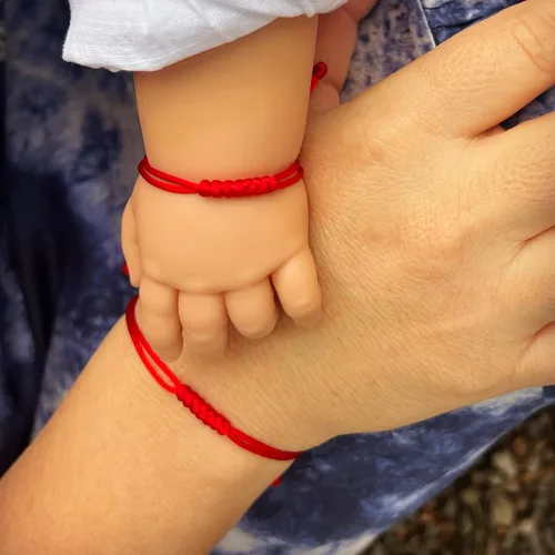 Vista 4 de PHITECUS Pulsera de protección roja para recién nacidoniñabebéniña y niñomamá y yofamilia y yo. Amuleto para niños. Cuerda para la buena suerte