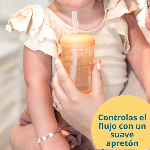 Vista 3 de The First Years Squeeze & Sip - Vasos con pajita para niños pequeños, taza de transición exprimible con popote de silicona, suministros de amarillo