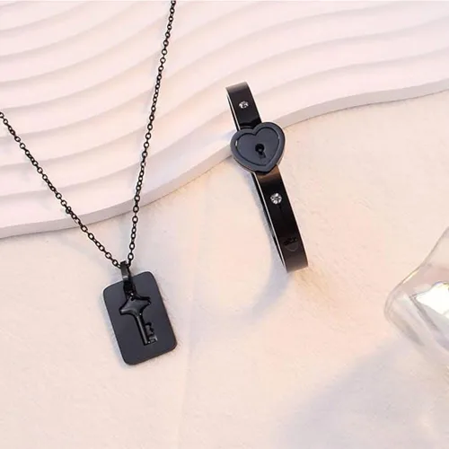 Vista 5 de MYNENEY Juego de pulsera con cerradura y llavero para parejas, brazalete de corazón de acero inoxidable para hombres y mujeres, regalo romántico
