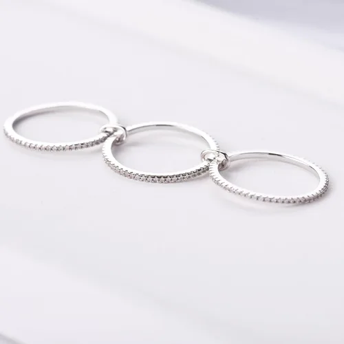 Vista 7 de espere Anillo de tres bandas delicado chapado en rodio de plata esterlina Anillo de eternidad triple de circonita cúbica para mujeres Alianza