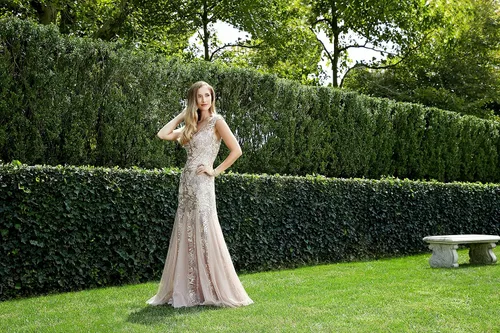 Vista 4 de Alex Evenings Vestido largo de cuello en V y acampanado para mujer con chal Petite Regular